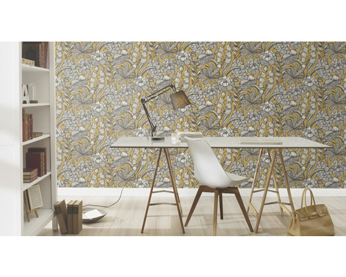 Werkkamer met bloemenbehang, bureau en boekenkast