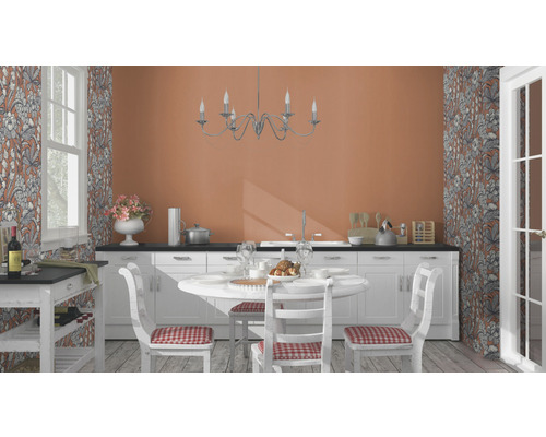 Lichte keuken met eettafel, stoelen en bloemetjesbehang voor een gezellige sfeer.