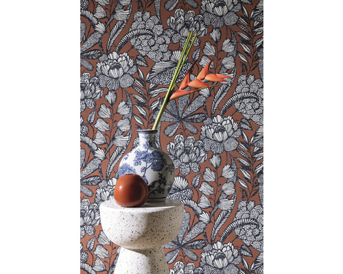 Decoratief stilleven met bloemenvaas voor een behang met motief