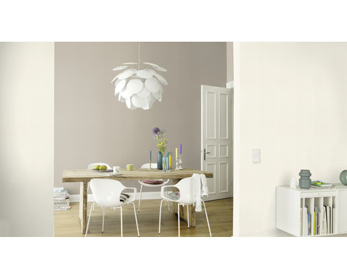 Lichte eetkamer met houten tafel, stoelen en hanglamp