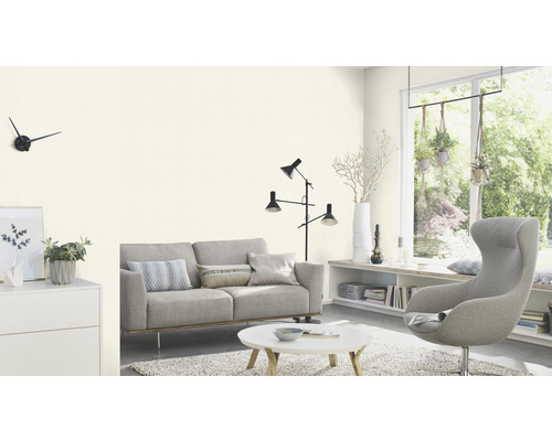 Lichte woonkamer met bank, fauteuil, tafel en decoratieve artikelen