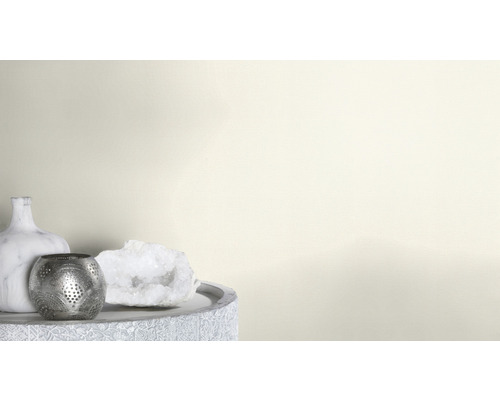 Wanddecoratie met decoratieve elementen zoals vaas, kristal en theelichthouder