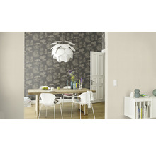 Eetkamer met eettafel, stoelen, hanglamp en behang met motief