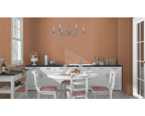 Lichte keuken met eettafel en stoelen