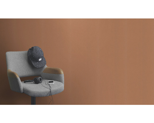 Grijze stoel met baseballpet, hoofdtelefoon en afspeelapparaat