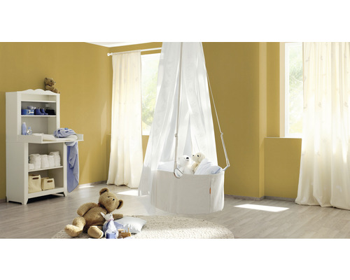 Lichte babykamer met commode, hemelbed en teddyberen