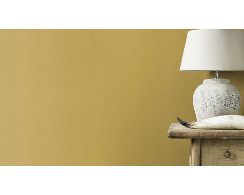 Close-up van een muur met verf, nachtkastlamp en decoratie