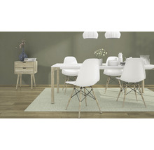 Eetkamer met eettafel, stoelen en bijzettafel