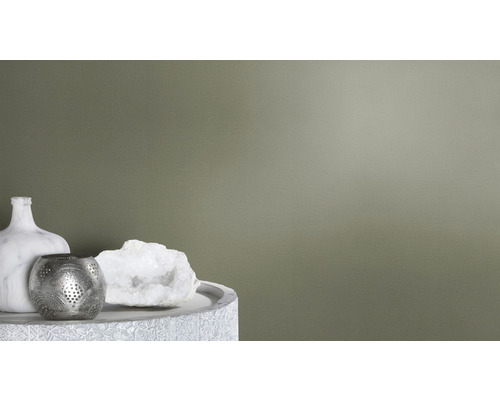 Decoratief behang met vaas, theelichthouder en siersteen op een tafel