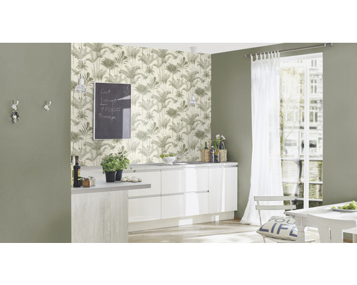 Keukenopstelling met behang, keukenkasten en eettafel