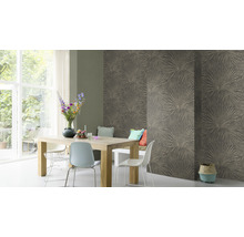 Eetkamer met houten tafel, stoelen en een muur met bloemmotief behang