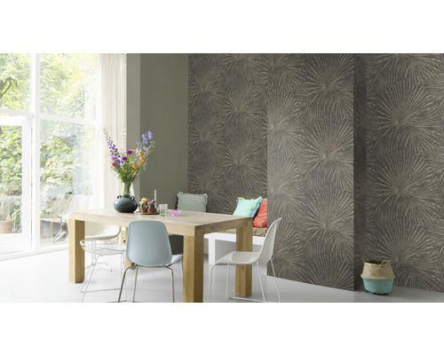 Eetkamer met houten tafel, stoelen en een muur met bloemmotief behang