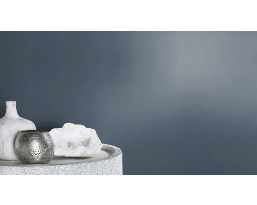 Decoratieve opstelling met marmeren vaas, theelichthouder en kwarts op een klein tafelblad.