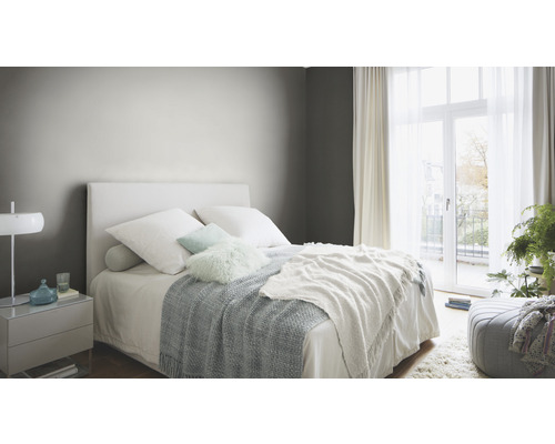 Slaapkamer met bed, nachtkastje en daglicht