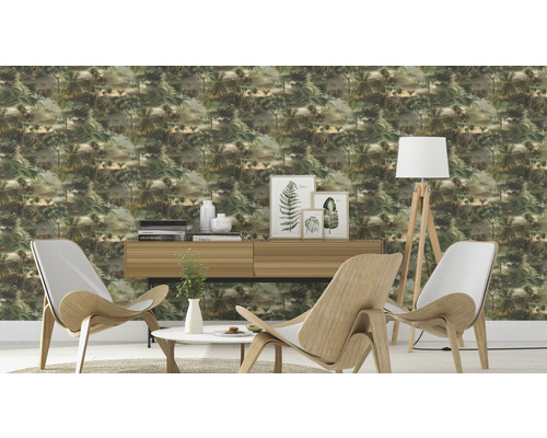Woonkamer met jungle behang, dressoir, lamp en houten stoelen.