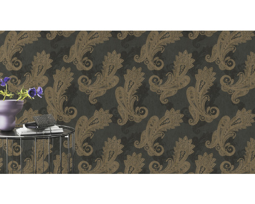 Behang met paisley-motief in bruin op een donkere achtergrond