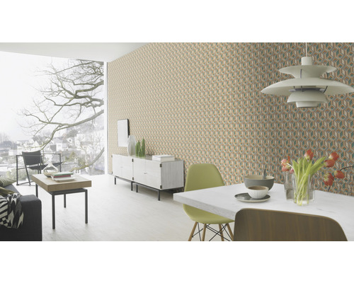 Woonkamer met patroonbehang, eettafel en raam