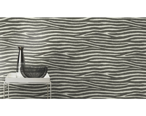 Decoratief behang met zebramotief en woonaccessoires op een tafel