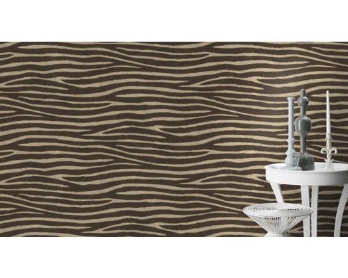 Behang met zebrapatroon en decoratieve objecten op bijzettafels