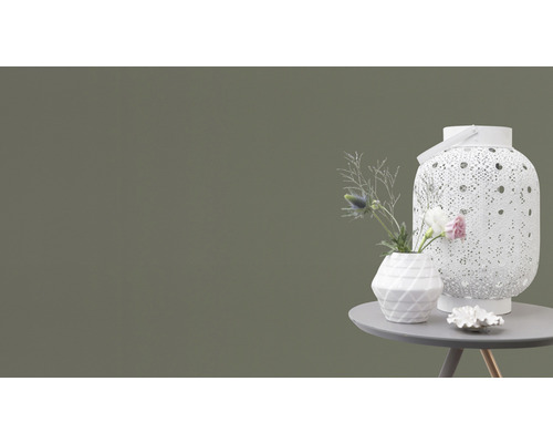 Decoratieve scène met lamp, vaas en tafel