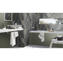 Badkamer met wastafel, bad en wandtegels met bladmotief