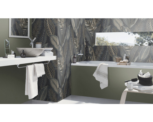 Badkamer met wastafel, bad en wandtegels met bladmotief