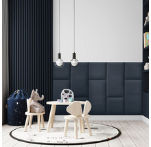 Kinderkamer met houten tafel, stoelen, wandpanelen en speelgoed