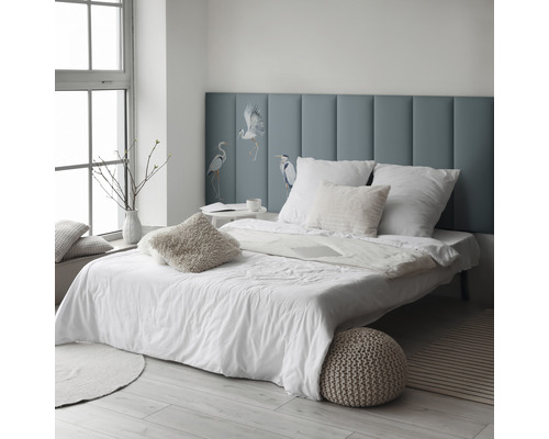 MOLLIS Wandkussen Print reiger blauw 30x90 cm 3 stuks Lichte slaapkamer met bed, gestoffeerd hoofdeinde met vogelafbeeldingen en daglicht.