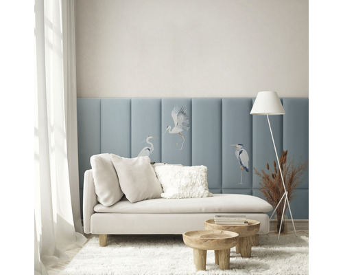 Woonkamer met bank, kussens, bijzettafels, staande lamp en wandpanelen met vogelmotieven voor een heldere en georganiseerde sfeer.