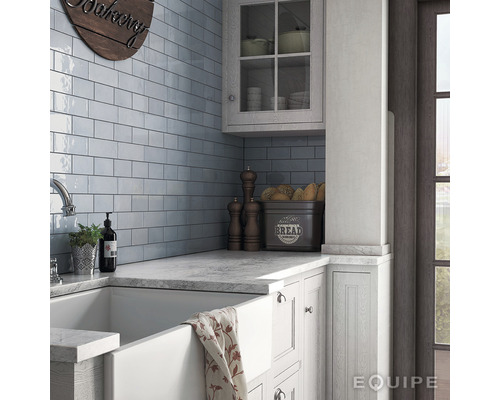 Keukenscène met gootsteen, kraan, wandtegels en keukengerei