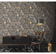 Woonkamer met driedimensionale wandbekleding, dressoir, fauteuil en vloerlamp