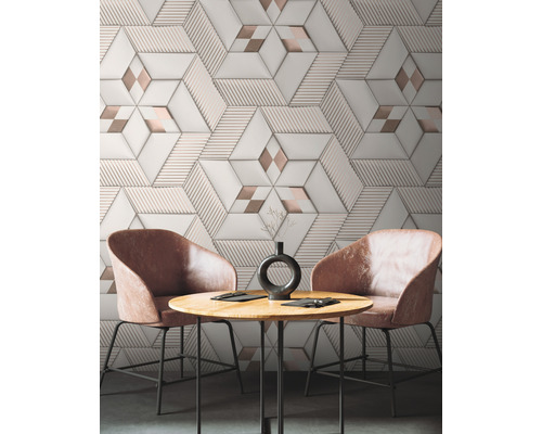 Wanddecoratie met geometrische tegelpatronen, tafel en stoelen.