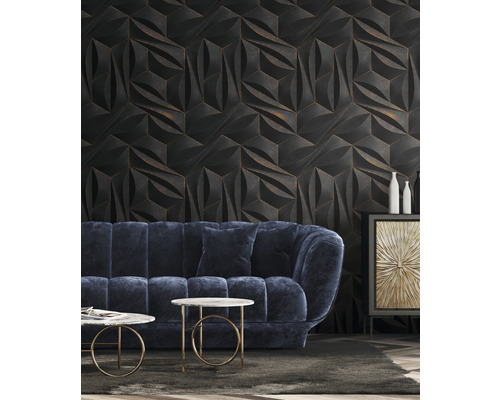 Woonkamer met driedimensionale wanddecoratie, bank en bijzettafels.