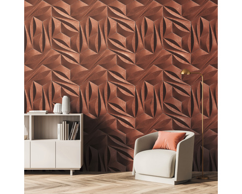 Woonkamer met driedimensionaal wandpaneel, fauteuil en boekenplank