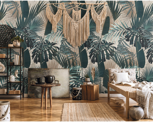 Woonkamer met tropisch bladerbehang, rek, tafel en decoratie