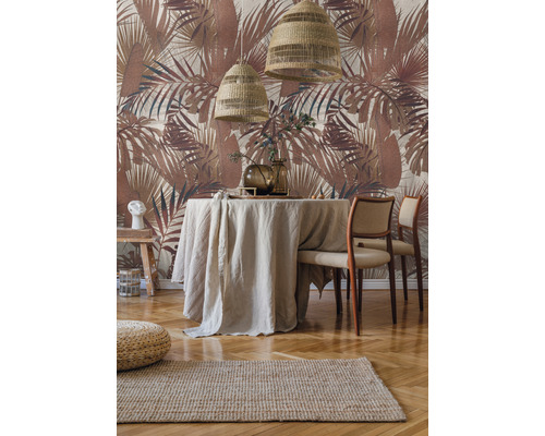 Eetkamer met eettafel, stoelen, vloerkleed en behang met plantenmotief