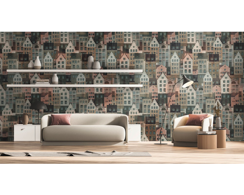 Woonkamer met bank, fauteuil en behang met huismotief