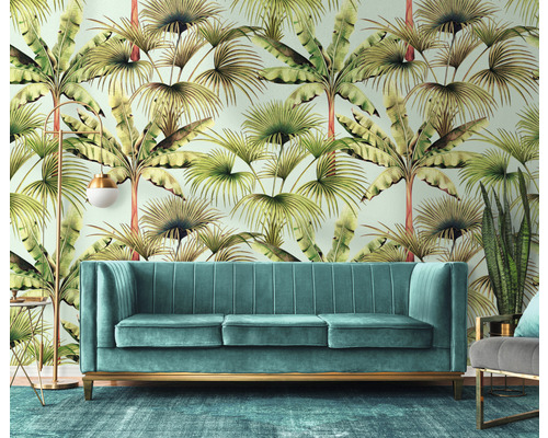 Inrichtingsvoorbeeld met bank, staande lamp en decoratie voor een muur met bladerbehang