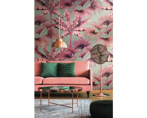 Woonkamer met behang met print, bank, tafel, staande lamp en decoratie