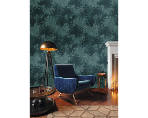 Decoratieve woonkamer met fauteuil, vloerlamp, bijzettafels en behang met palmmotief