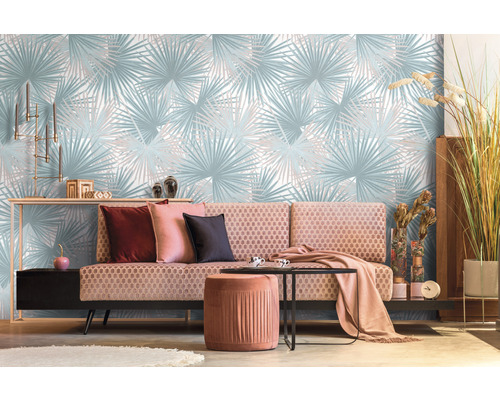 Woonkamer met bank, tafel en palmboombehang voor een heldere en moderne sfeer