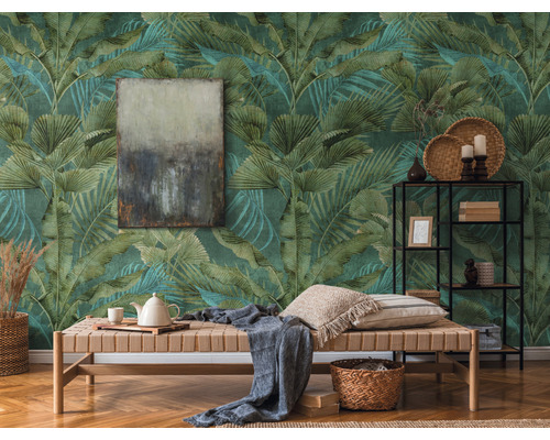 Woonkamer met jungle behangpatroon, houten bank en decoratie