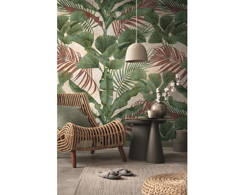 Woonkamer met rotan stoel, bijzettafel en botanisch behang met bladeren