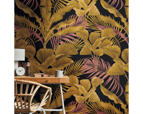 Kamerimpressie met een bureau en een muur met bladmotiefbehang