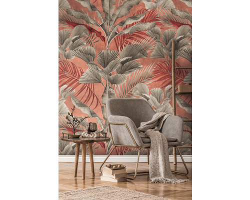 Woonkamer met fauteuil, tafel en decoratie voor een muur met bladerbehang