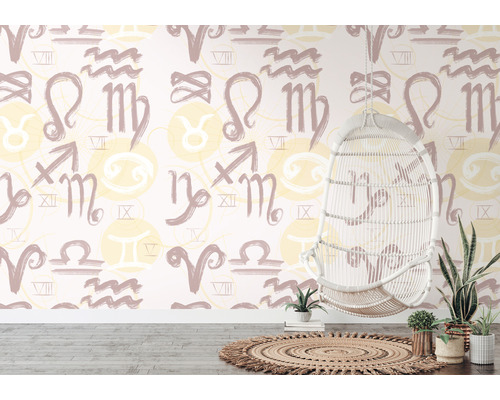 Kamer met behang met sterrenbeeldmotief, hangende rotan stoel en kamerplanten