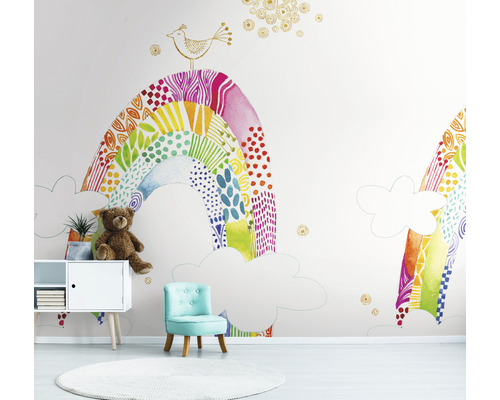 Kinderkamer met behang met regenboogpatroon, speelgoed en meubels