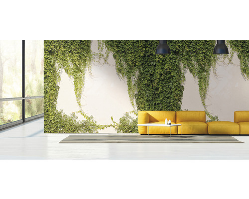 Lichte woonkamer met raampartij, groene muur en gele bank