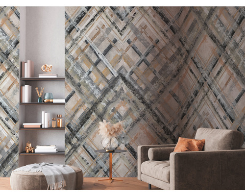 Woonkamer met behangpatroon, fauteuil en plank