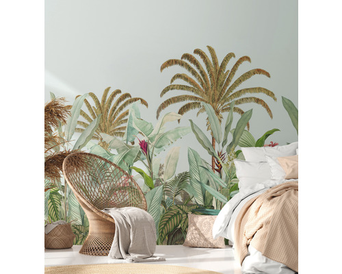 Kamer met tropisch fotobehang, rotan stoel en bed
